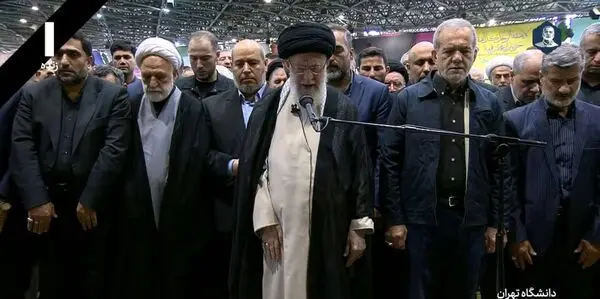 تصویری از اقامه نماز رهبر انقلاب بر پیکر شهید اسماعیل هنیه