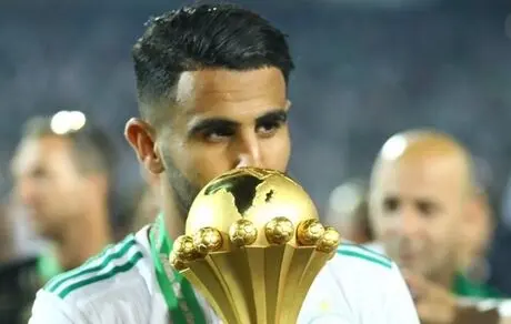 348 روز و 5 جام برای ستاره الجزایر+عکس