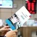 کتابچه اطلاع‌رسانی «آشنایی با قوانین جدید چک» در دسترش مشتریان
 بانک دی قرار گرفت