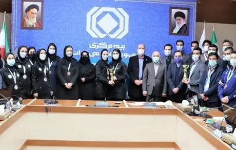 جوایز برگزیدگان فوتبال روی میز صنعت بیمه اهدا شد
