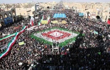 تصویر جالب از محمود احمدی نژاد در راهپیمایی 22 بهمن + عکس 