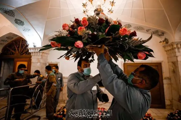 گل‌آرایی حرم مطهر حضرت علی علیه السلام در آستانه عید غدیر خم
