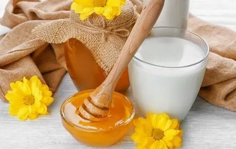 خواص شیر همراه گلاب و عسل