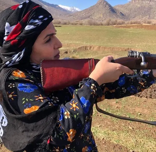  تیر اندازی فاطمه گودرزی با تفنگ قدیمی در کوهستان + عکس