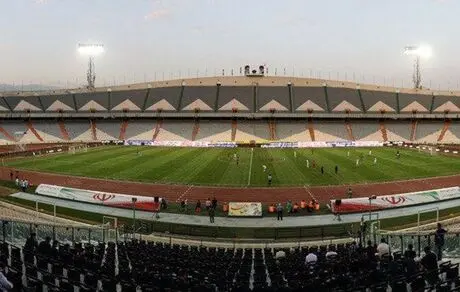 یک هوادار استقلالی از ورزشگاه بیرون شد 
