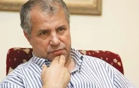 علی پروین بر سر سفره اربعین +عکس