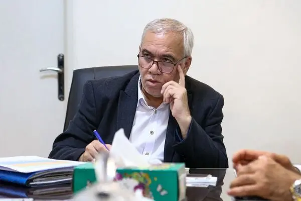 جلسه کوتاه مدیرعامل استقلال با منصور قنبرزاده بر سر تبلیغات محیطی