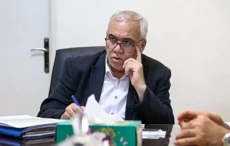 جلسه کوتاه مدیرعامل استقلال با منصور قنبرزاده بر سر تبلیغات محیطی