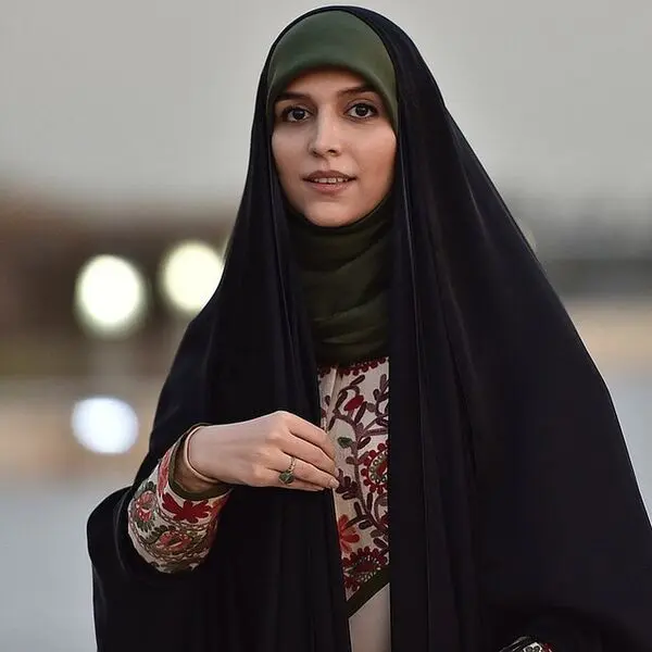 خانم مجری جنجالی و شعر دست های سوخته + عکس