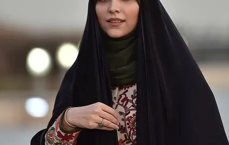 خانم مجری جنجالی و شعر دست های سوخته + عکس