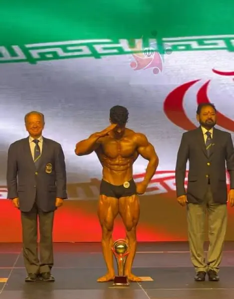 حرکت جنجالی قهرمان پرورش اندام بعد از پخش سرود ملی! 