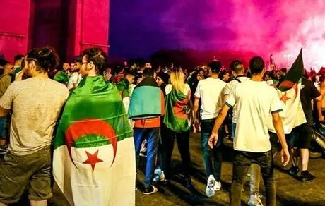 استفاده پلیس فرانسه از گاز اشک‌آور علیه هواداران تیم ملی الجزایر