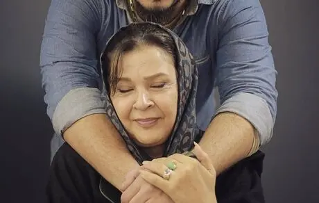 خانم بازیگر پیشکسوت در کنار یگانه پسرش + عکس