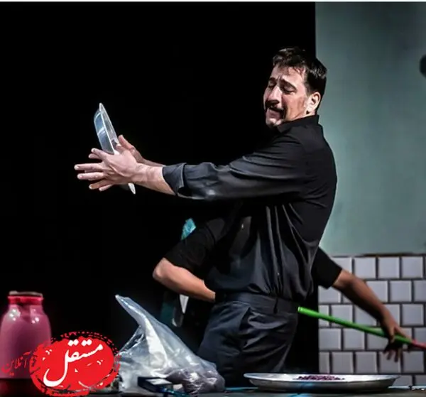 تکنوازی آقای بازیگر در صحنه تئاتر + عکس