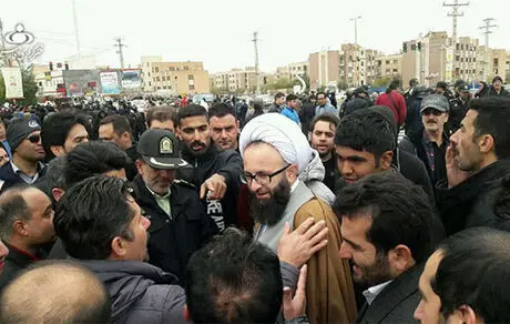 امام‌جمعه پرند در جمع معترضین +عکس