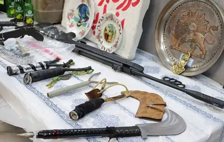 کشف ۶۰ هزار قبضه انواع سلاح و دستگیری 2 تروریست
