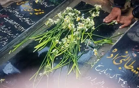 کودکی در کنار سنگ مزار قاسم سلیمانی+ عکس