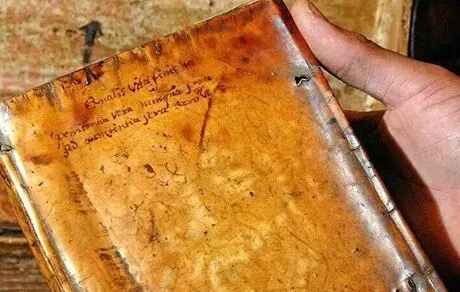 یک کتاب قدیمی با جلد پوست انسان +عکس