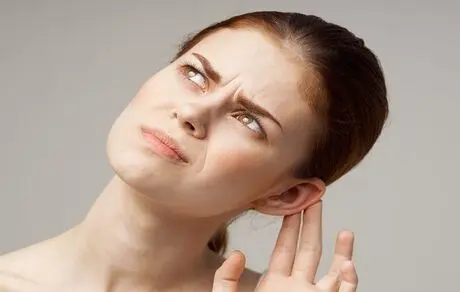 علت گرفتگی گوش؛ چه دلایل و درمانی دارد
