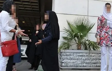 روسری‌ها پایین‌تر رفته و موها بیرون آمده و ما نباید برای آنها اشک بریزیم