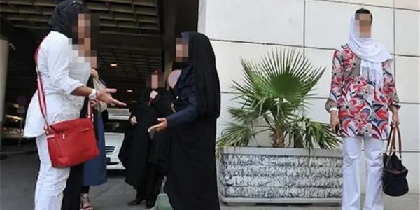 روسری‌ها پایین‌تر رفته و موها بیرون آمده و ما نباید برای آنها اشک بریزیم