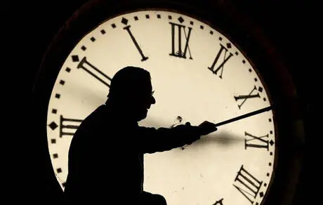 ساعت رسمی کشورها چرا تغییر می‌کند؟