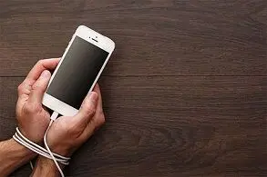 نشانه های اعتیاد به گوشی موبایل و راهکارهای کاهش آن 