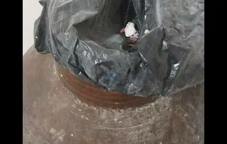 حماقت برخی مسئولان انتها ندارد؛ یک خمره چند هزار ساله را سطل آشغال کرده‌اند 