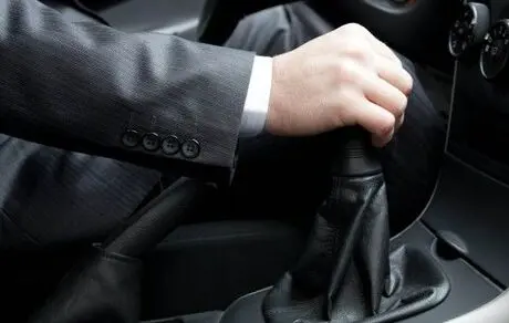 چرا نباید هنگام رانندگی دست خود را روی دسته‌دنده نگه داریم