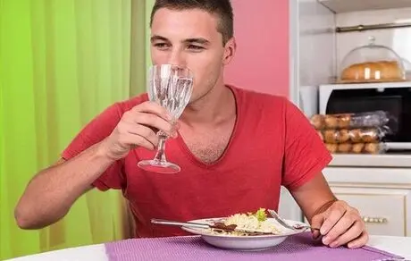 چه کسانی نباید در میان غذا آب بنوشند؟