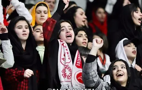 عکسی جالب از حضور دوباره بانوان در ورزشگاه غدیر
