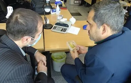 تحویل نخستین شمش طلای بورسی خزانه بانک ملت به یک مشتری