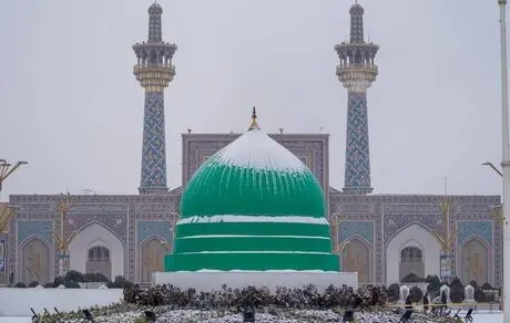 بارش برف در حرم امام رضا (ع) در مشهد
