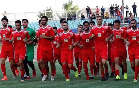 
صحبت‌های درگوشی مربیان پرسپولیس +عکس