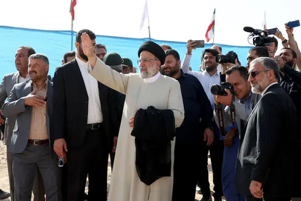 مردم به دولت اعتماد ندارند اما رئیسی انتظار دارد که رسانه‌ها از آنها تعریف کنند