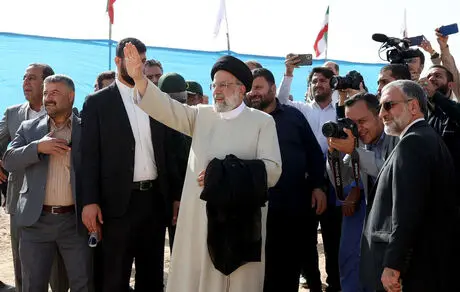 مردم به دولت اعتماد ندارند اما رئیسی انتظار دارد که رسانه‌ها از آنها تعریف کنند