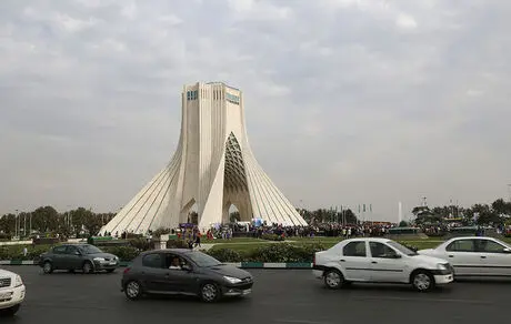 میدان آزادی در آستانه تخریب