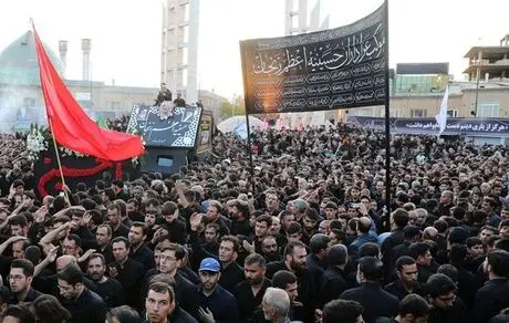  محسن رضایی در دسته عزاداری حسینیه اعظم زنجان + عکس