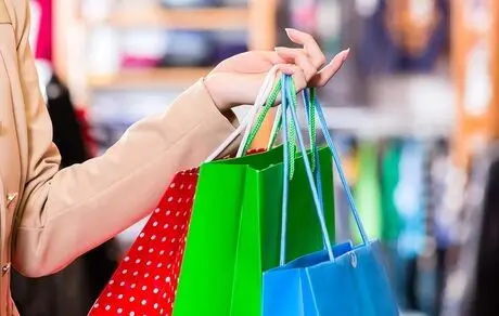 چرا خانم‌ها علاقه زیادی به خرید کردن دارند؟