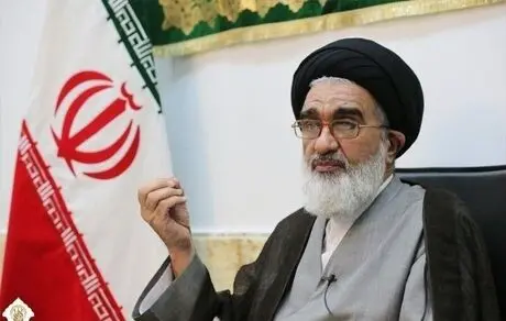 زنانی که بیرون از خانه آرایش دارند، مزدور دشمن هستند