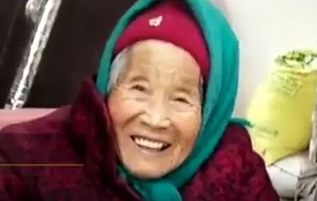 رابطه گرم مادر ۱۰۷ ساله با دختر ۸۰ ساله‌اش