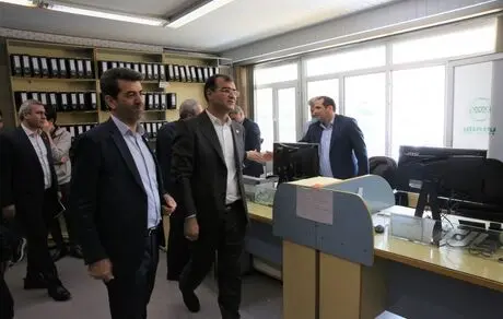 بازدید مدیرعامل بیمه البرز از شعبه تخصصی پرداخت خسارت خودرو و گفت و گو با بیمه گزاران