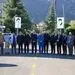 کارکنان شادمان مشتریان شادمان به بانک تحویل می دهند