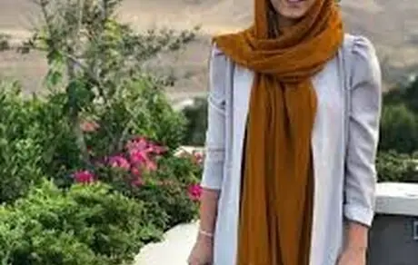 ساقی حاجی‌پور با لباس یقه باز