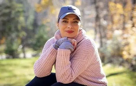 سلفی روشنک عجمیان در خارج از کشور + عکس
