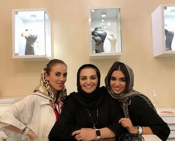 الهام پاوه نژاد و دخترش در گالری دوستشان + عکس