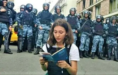 دختر شجاع روس در برابر پلیس
