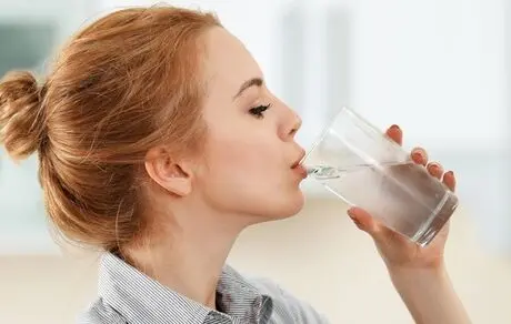 عوارض نوشیدن بیش از حد آب