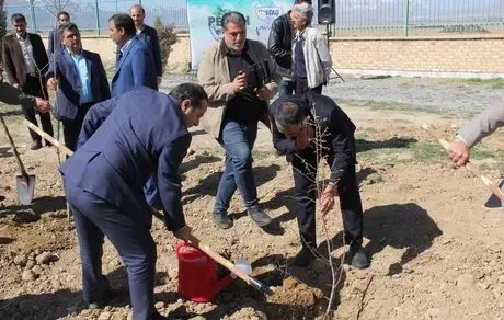 آئین بزرگداشت هفته منابع طبیعی و روز درختکاری در شرکت شیر پاستوریزه پگاه گلپایگان برگزار شد
