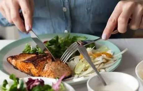 نخوردن غذا باعث کاهش وزن می‌شود؟